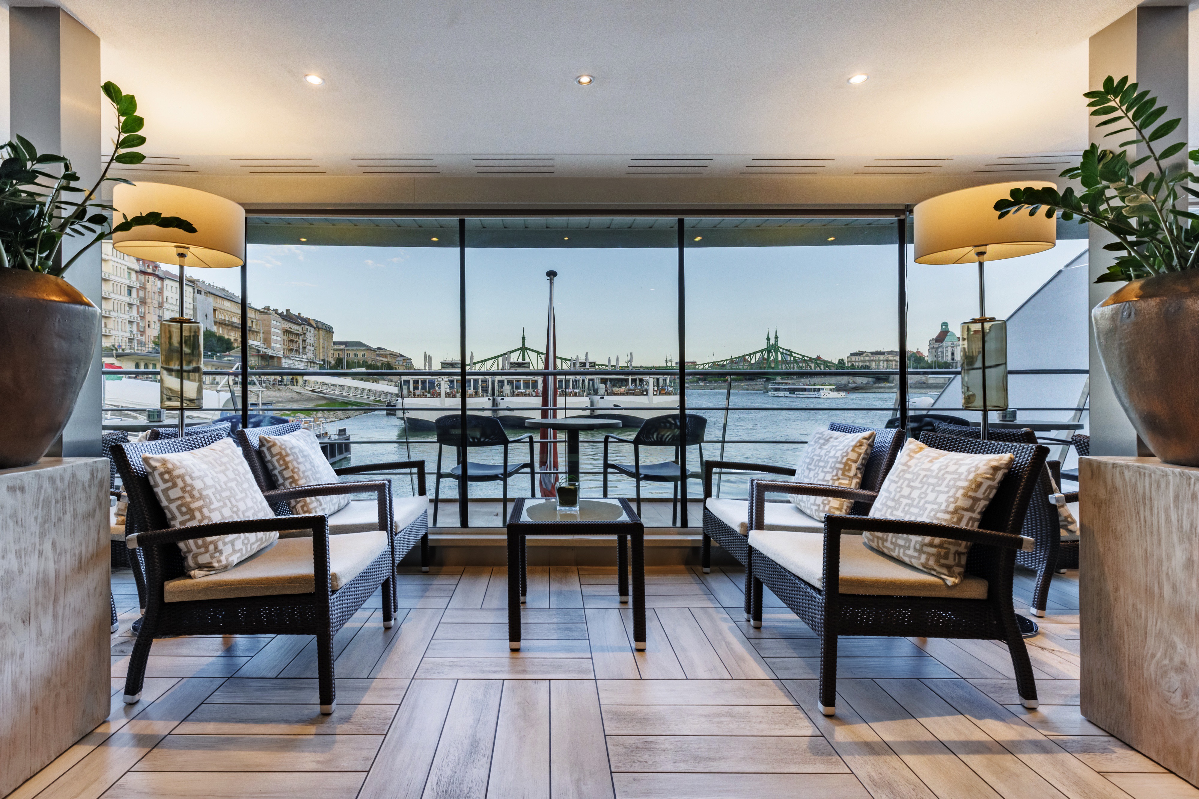 Avalon Illumination - Club Lounge